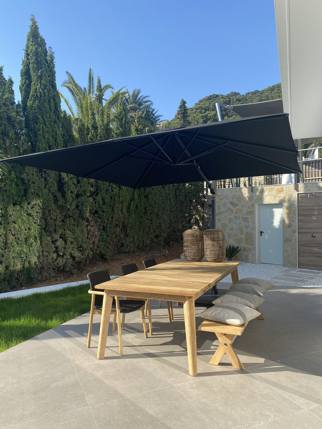 Gantic table, picasso dining, moonlight bench